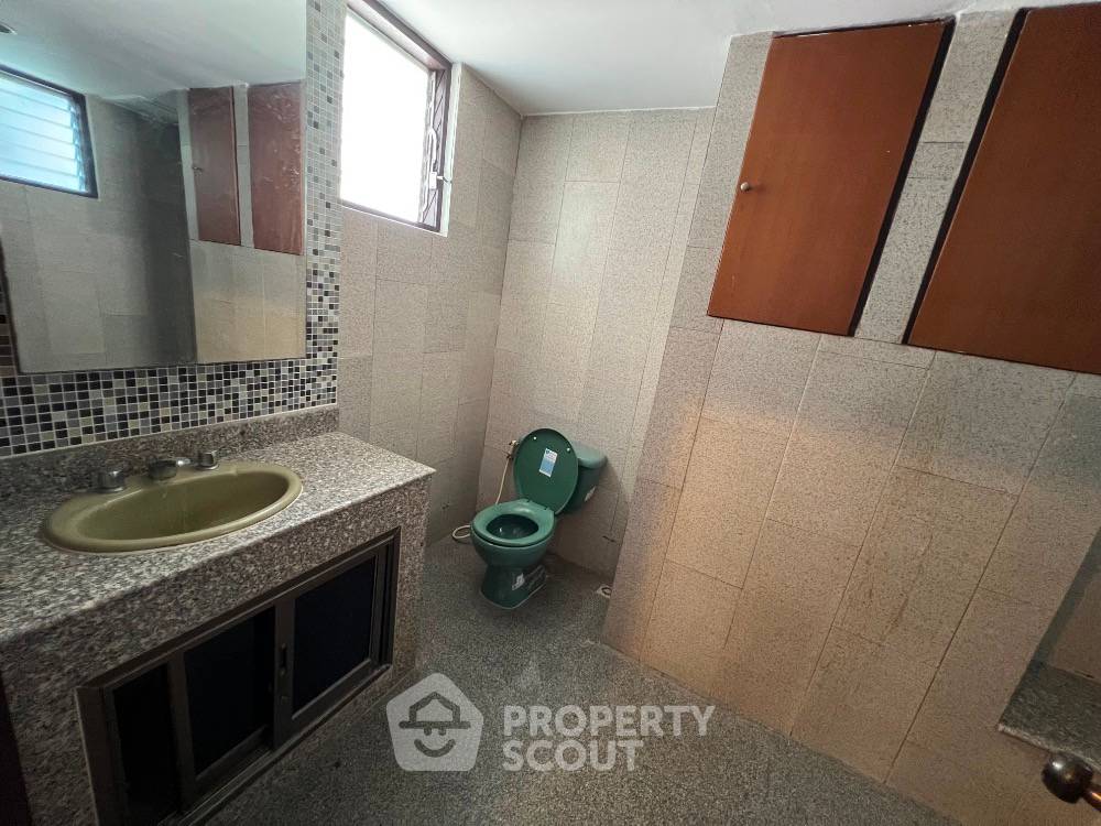 picture 2-BR Condo at Silom Surawong Condominium near BTS Chong Nonsi (ID 2056810) - 6/11