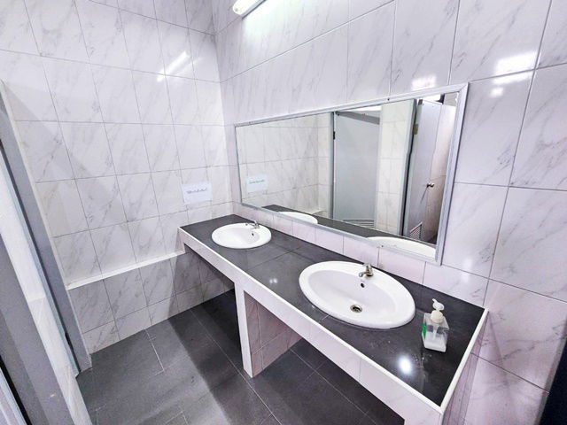 picture 20-30 parking spaces Big C Chonburi 1km. Central Chonburi 1.2 km. Tukcom2km. Commercial building for - 7/8