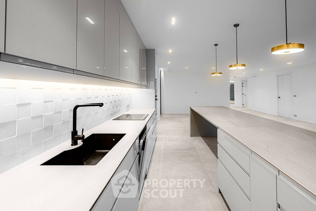 picture BRAND NEW PENTHOUSE WITH CITY AND RIVER VIEWS BEHIND EMQUARTIER IN PHROM PHONG (ID 1491574) - 5/40