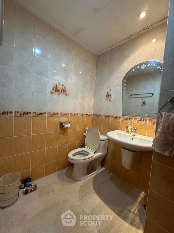 picture 3-BR Condo at Green Peace Mansion near MRT Kamphaeng Phet (ID 2140343) - 17/17
