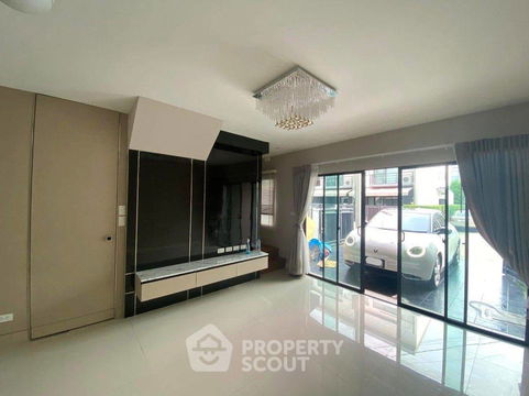 3-BR Townhouse at Baan Klang Muang Pinklao - Charan near MRT Bang Phlat (ID 2177674)