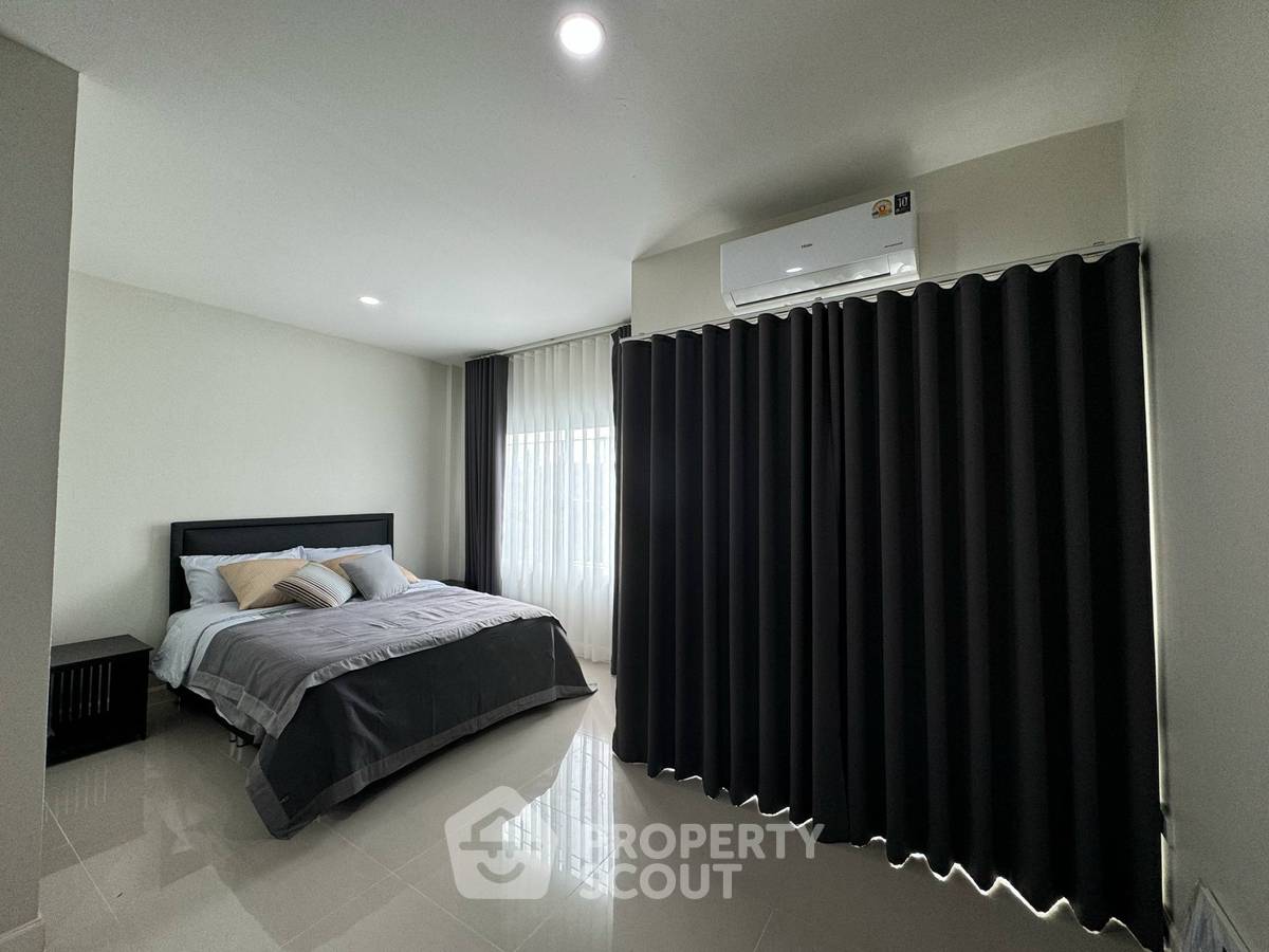 picture 3-BR Townhouse close to East Pattaya (ID 2136751) - 6/12