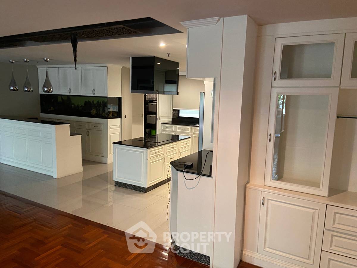picture 4-BR Condo at Baan Sathorn Condominium near MRT Lumphini (ID 1326650) - 3/18