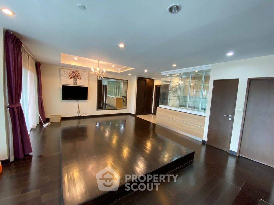 picture Studio Condo at Sathorn Gardens near MRT Si Lom (ID 1941298) - 6/16