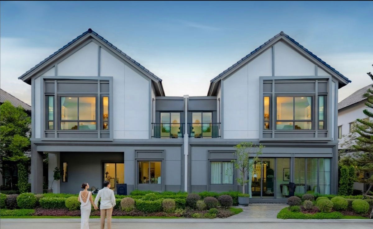 picture For sale: Luxury semi-detached house, Grand Britannia Bangna-, beautiful, cheap, near Airport Link Lat Krabang. Interested? Add me on Line @841qqlnr. - 1/17