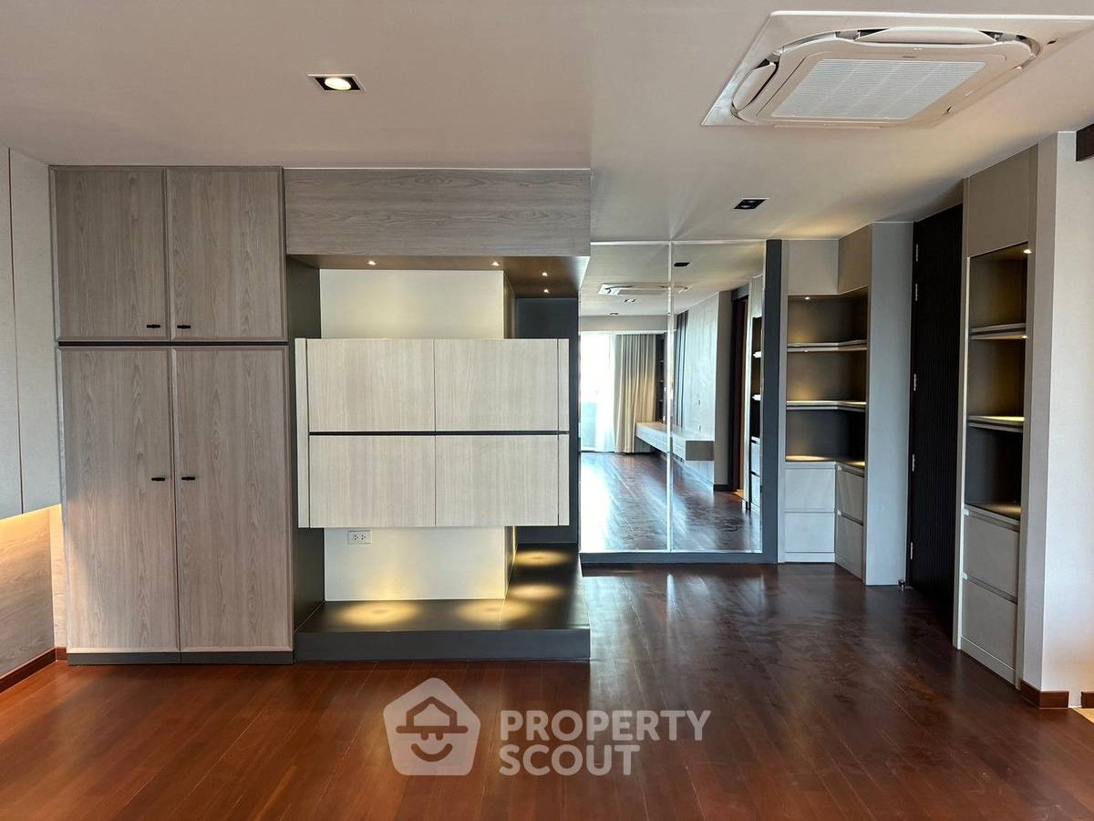 picture Renovated Duplex Penthouse next to BTS Ploen Chit (ID 2245572) - 4/16