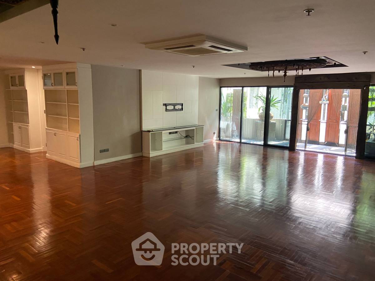 picture 4-BR Condo at Baan Sathorn Condominium near MRT Lumphini (ID 1326650) - 13/18