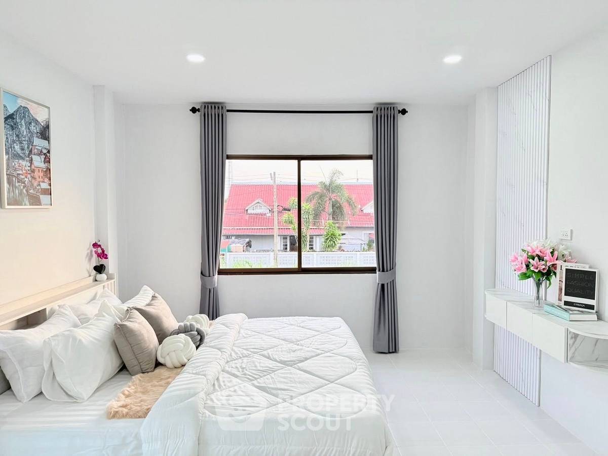 picture 3-BR Townhouse close to East Pattaya (ID 2141712) - 10/17