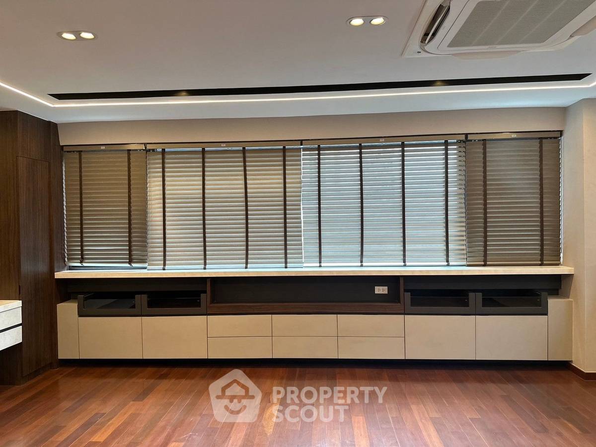 picture Renovated Duplex Penthouse next to BTS Ploen Chit (ID 2245572) - 2/16