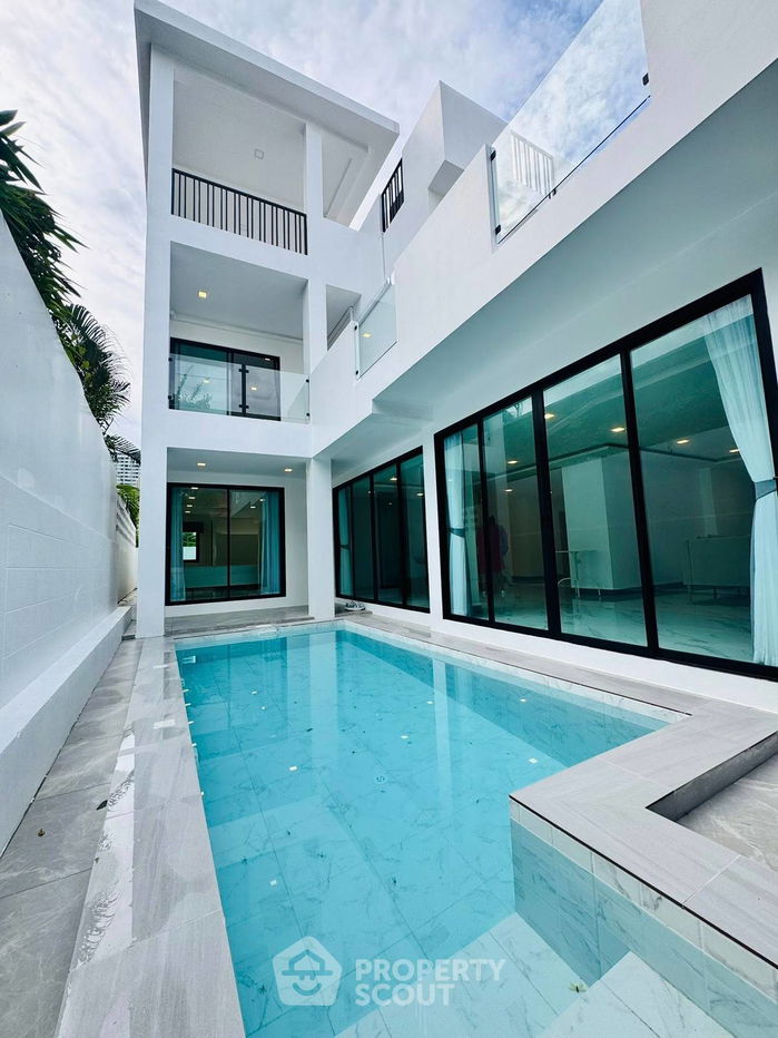 รูป วิลล่า 5-ห้องนอน ใกล้ เมืองพัทยา (ID 2118499) - รูปที่ 1/24
