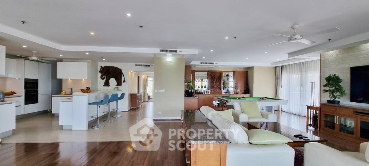 picture 2-BR Condo at Baan Haad Uthong Condominium close to Phratamnak (ID 2137052) - 2/28