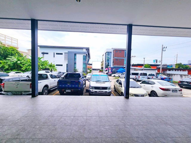 picture 20-30 parking spaces Big C Chonburi 1km. Central Chonburi 1.2 km. Tukcom2km. Commercial building for - 6/8