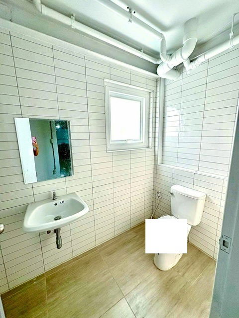 picture KRUNGTHEPKRITHA 3.1 km. Nida University 1.3 km Commercial building for rent 3 units 4.5-storey MRT L - 7/8