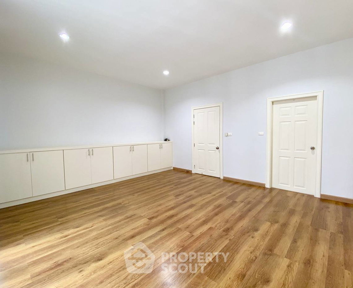 รูป ทาวน์เฮาท์ 3-ห้องนอน ที่ บ้านกลางเมือง มอนติ-คาร์โล ใน ลาดยาว (ID 2294599) - รูปที่ 27/38