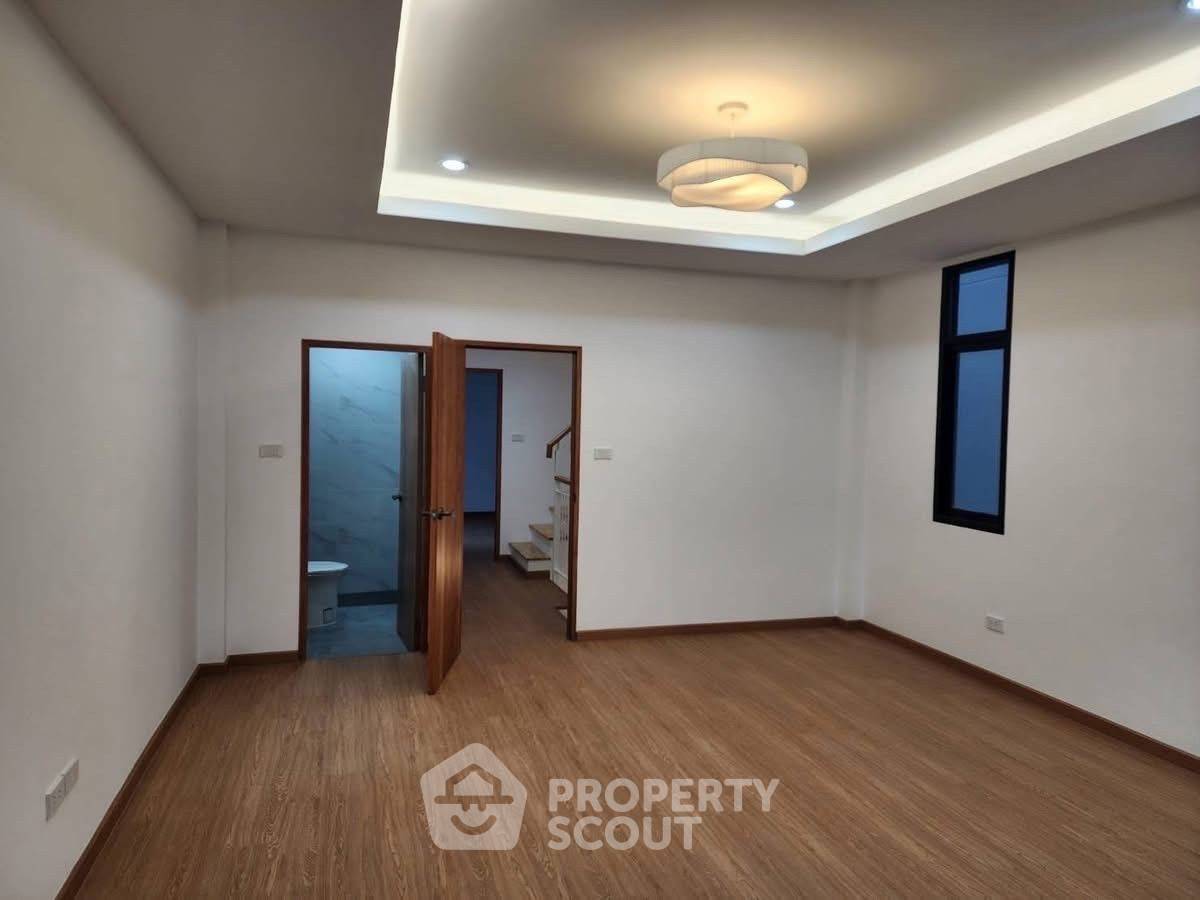 picture 4-BR House near MRT Huai Khwang (ID 2068303) - 14/27