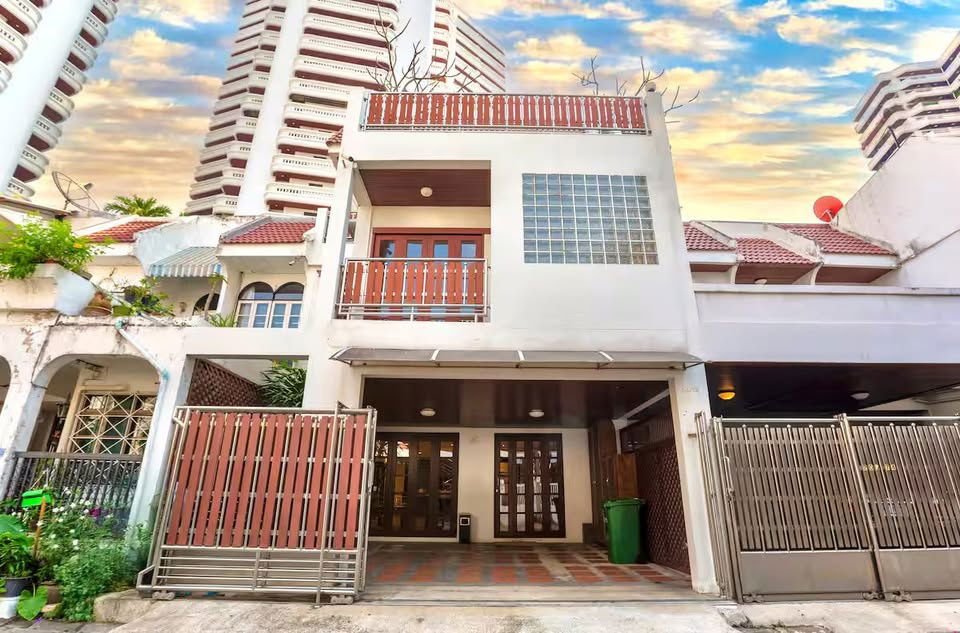 picture Urgent sale: 3-storey townhouse at Sukhumvit 39,  priced at only 32.9 million baht. - 1/7