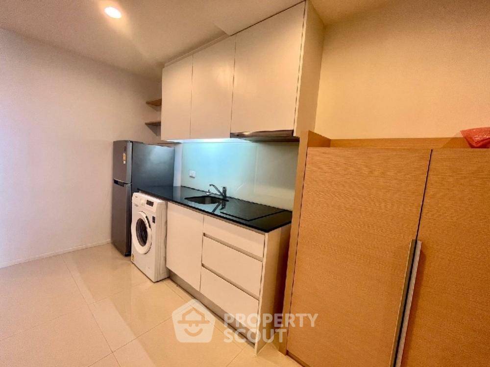 picture 3-BR Condo at 15 Sukhumvit Residences near BTS Nana (ID 1930510) - 12/12