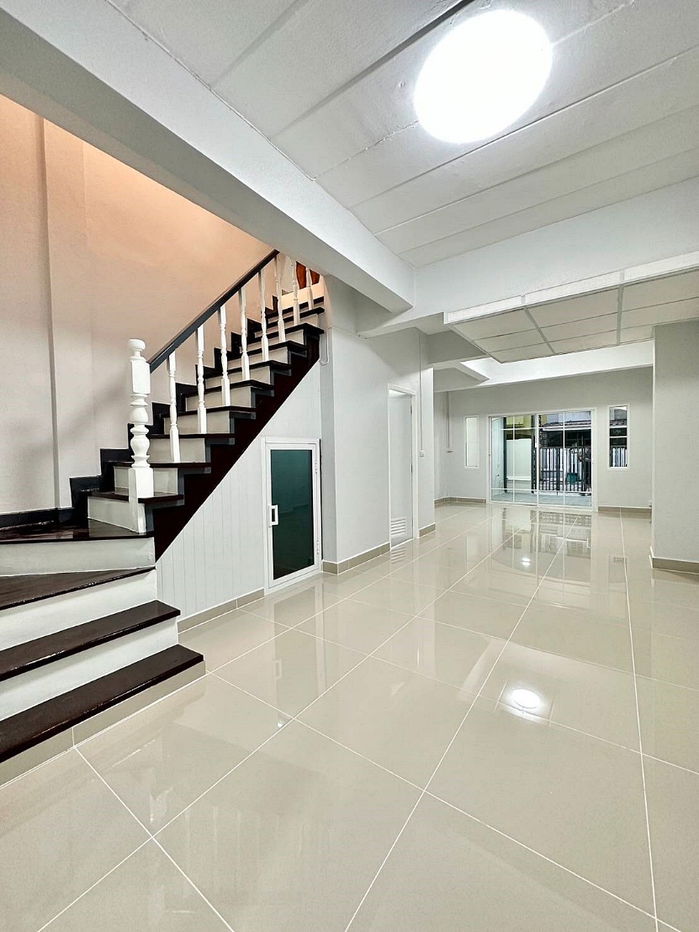 รูป บ้านสวยมาก มีเทอเรซหน้าบ้าน   #หมู่บ้านสวีทโฮม ปาร์ค  ทาวน์เฮ้าส์ 3 ห้องนอน รีโนเวทใหม่  ติดถนนบางกรวย – ไทรน้อย  ใกล้แม็คโคร บางบัวทอง - รูปที่ 12/28
