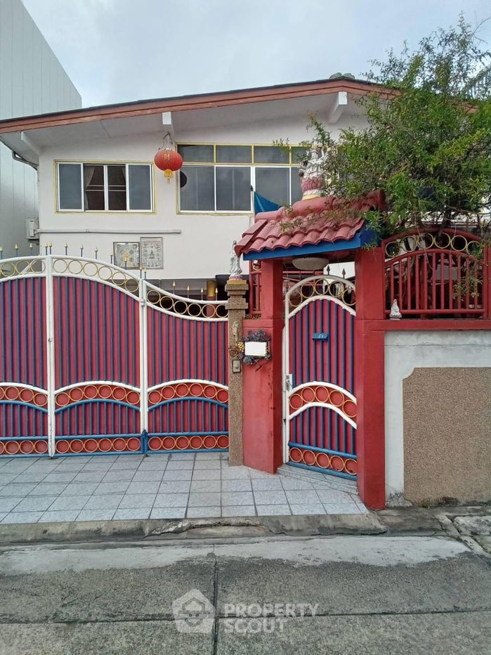 picture 3-BR House near MRT Sutthisan (ID 2155439) - 1/11