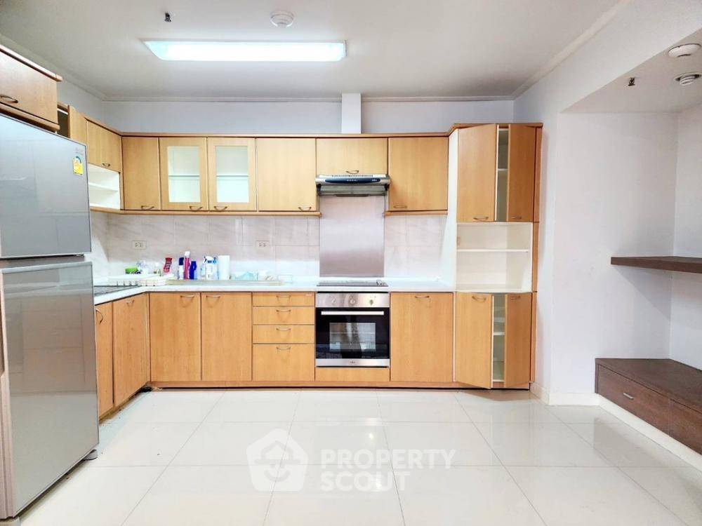 picture 2-BR Condo at Baan Suanpetch Condominium near BTS Phrom Phong (ID 1211260) - 3/3