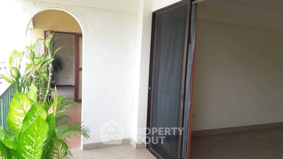 picture 1-BR Condo at Sombat Pattaya Condotel close to Phratamnak (ID 1013833) - 5/10