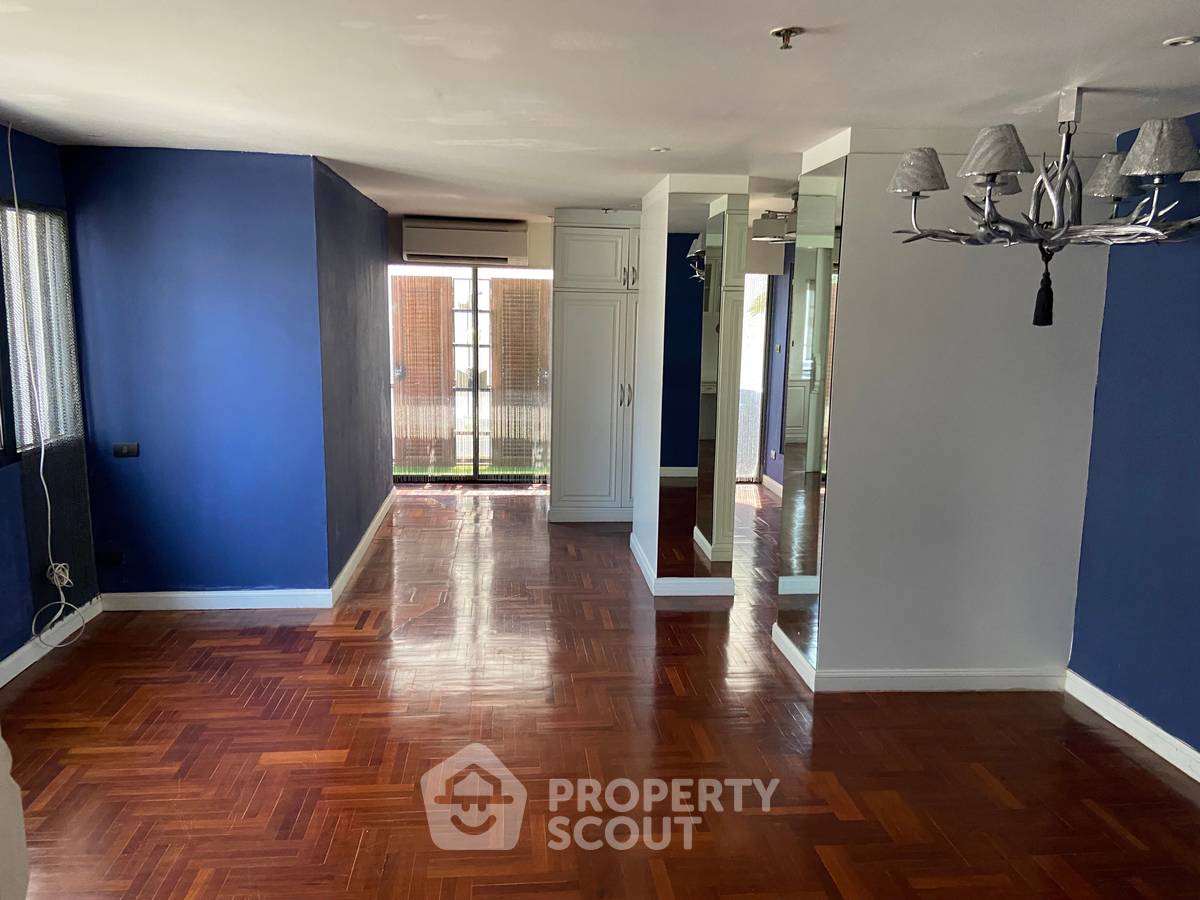 picture 4-BR Condo at Baan Sathorn Condominium near MRT Lumphini (ID 1326650) - 4/18