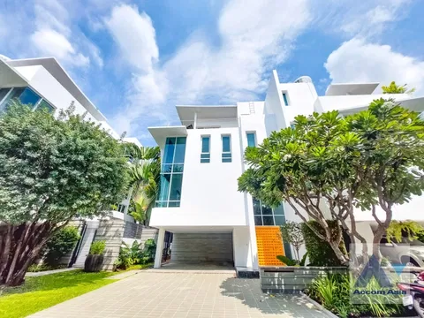 🔼🔽 AccomA 📩 Airy modern house in Sathorn with poolside terrace and loft-style stairs (AA35940)