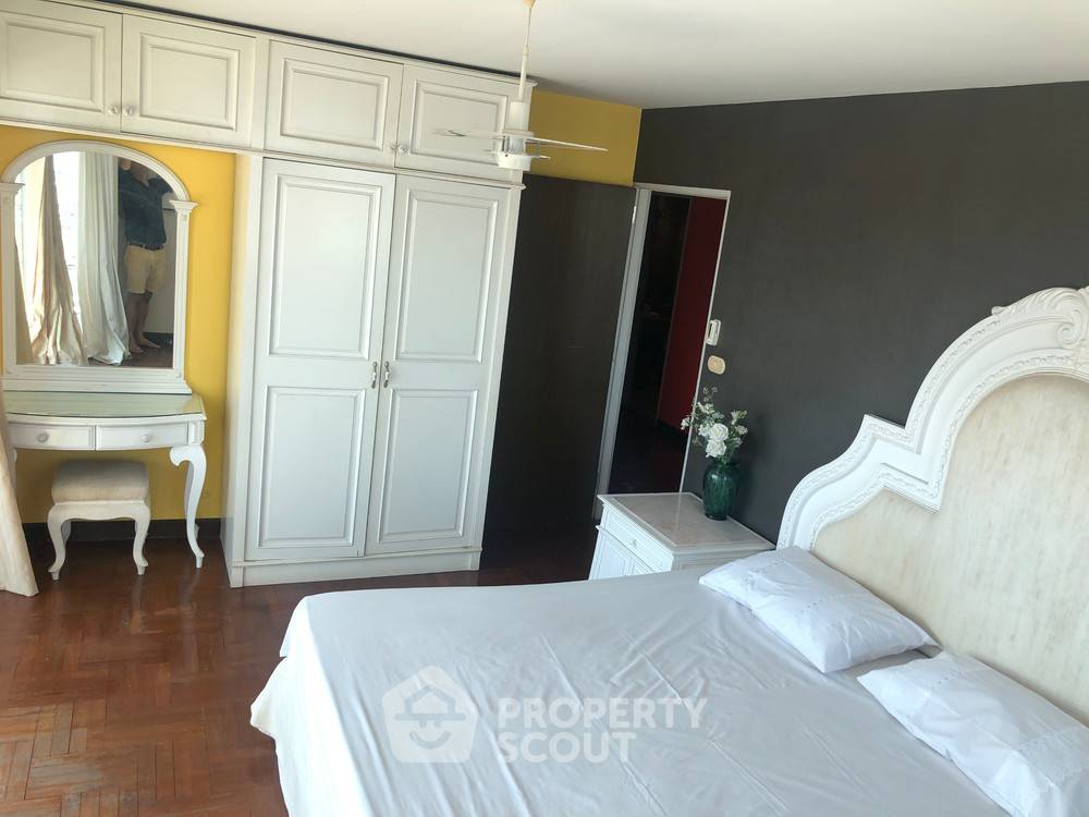 picture 3-BR Condo at Modern Home Tower Condominium near MRT Wat Mangkon (ID 387028) - 10/16