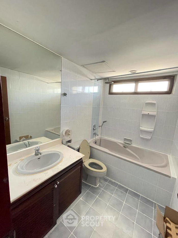 picture 3-BR Condo at Windsor Tower Condominium near BTS Asok (ID 889534) - 16/16