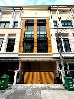 Townhouses for sale Soi Lasalle (Sukhumvit 105) : 3-BR Townhouse in Bang Na Nuea (ID 1415763)