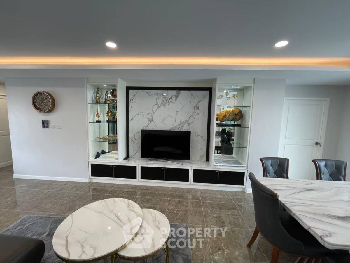 picture 3-BR Condo at Ruamjai Heights Condominium near ARL Makkasan (ID 2116132) - 1/28