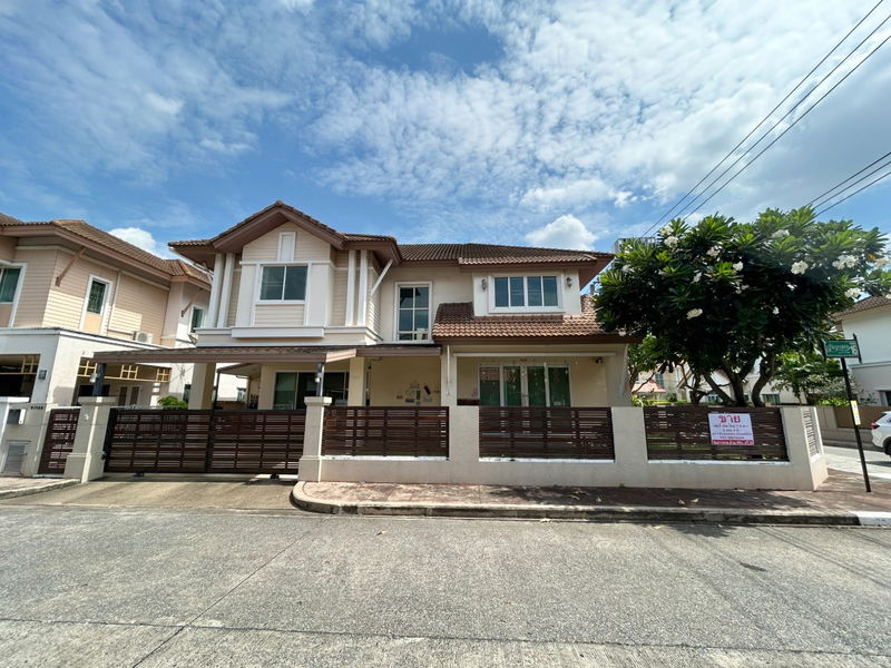 Houses for sale : house For sale, corner unit, large size, Parinyada Village, Chalongrat, 72 sq m, along the Ekkamai-Ramintra Expressway,near Central Eastville