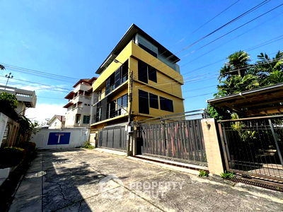 Townhouses for sale Museum Siam : 4-BR Townhouse in Wat Tha Phra (ID 2032054)
