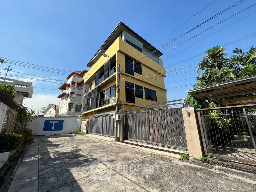picture 4-BR Townhouse in Wat Tha Phra (ID 2032054) - 1/11
