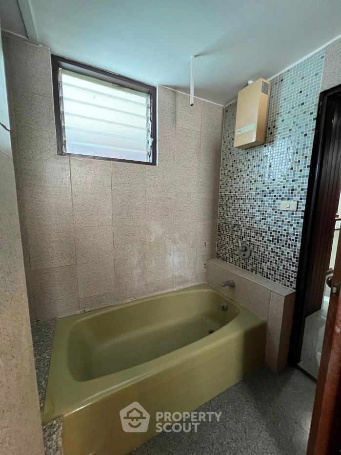 picture 2-BR Condo at Silom Surawong Condominium near BTS Chong Nonsi (ID 2056810) - 7/11
