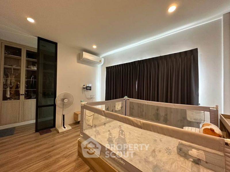 picture 4-BR Townhouse at Verve Petchkasem 81 in Nong Khang Phlu (ID 2150518) - 2/9