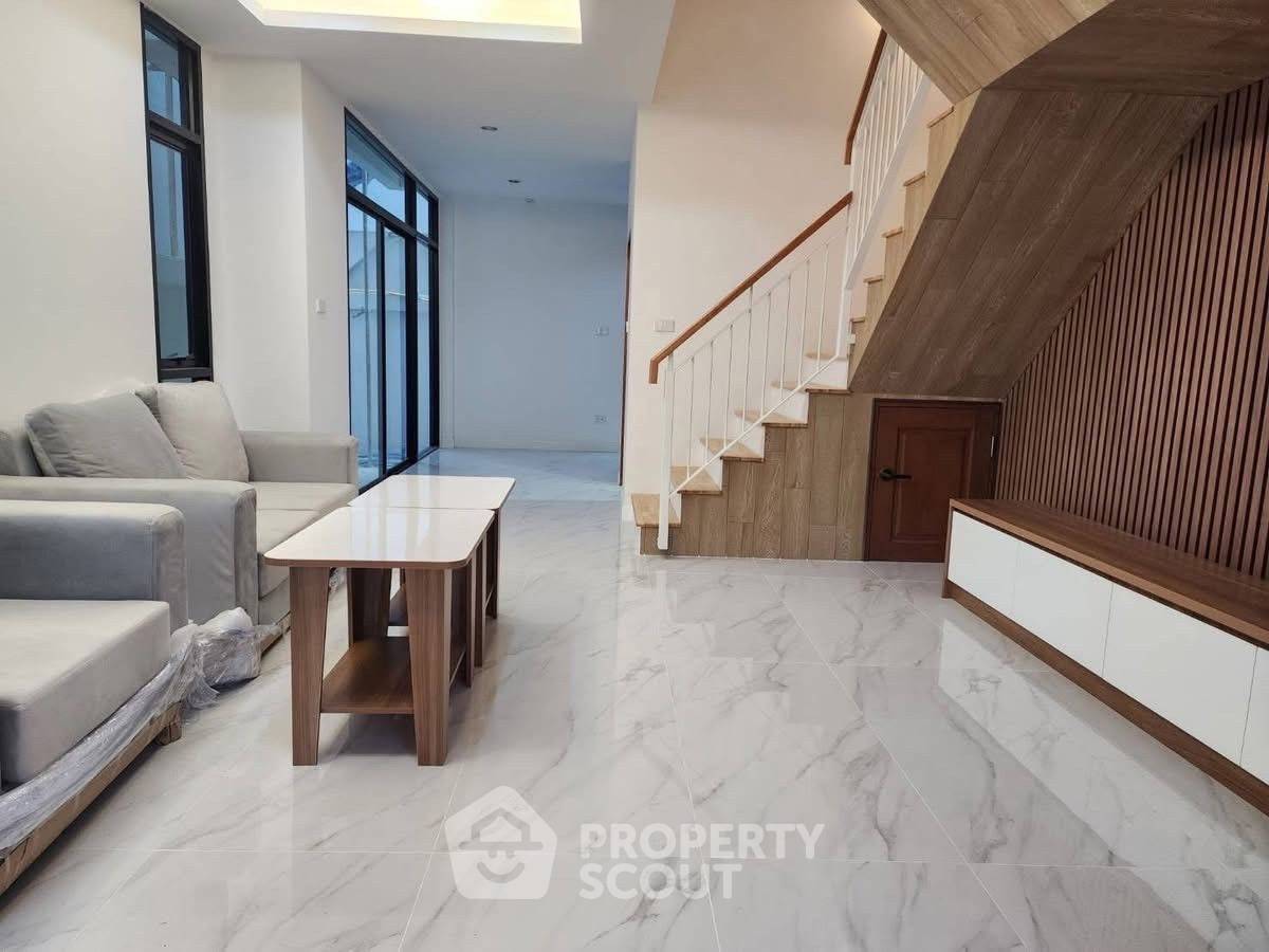 picture 4-BR House near MRT Huai Khwang (ID 2068303) - 16/27