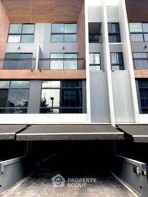 Townhouses for sale Sathu Pradit Road : 3-BR Townhouse in Chong Nonsi (ID 1448986)