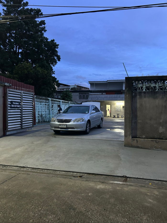 picture Warehouse with 3room building and wide parking lot - 2/7