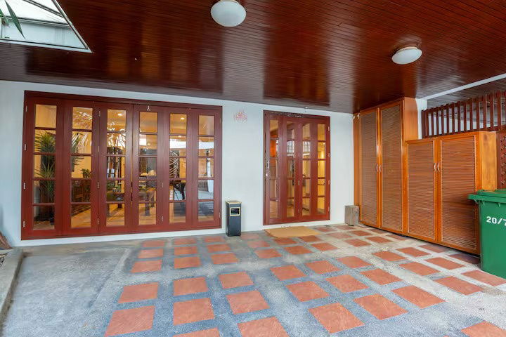picture Urgent sale: 3-storey townhouse at Sukhumvit 39,  priced at only 32.9 million baht. - 2/7