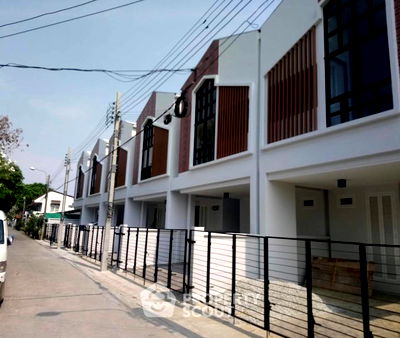Townhouses for sale Bangna Commercial College : 2-BR Townhouse in Bang Na Nuea (ID 2280508)