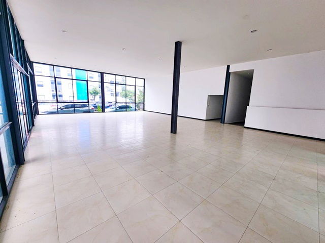 picture 20-30 parking spaces Big C Chonburi 1km. Central Chonburi 1.2 km. Tukcom2km. Commercial building for - 2/8