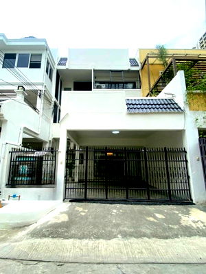 Townhouses for rent Thiam Ruam Mit Road : Urgently for rent, luxury 3-storey townhouse, Rama 9-Ratchada