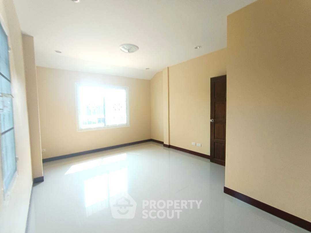 picture 3-BR House close to Pattaya (ID 2150723) - 3/13