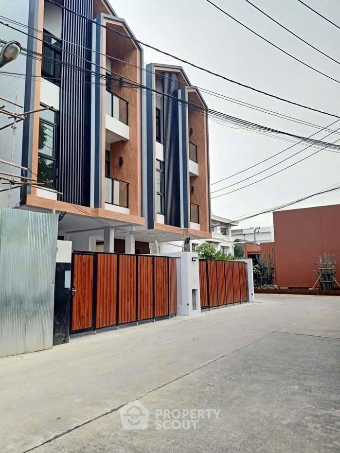 picture 4-BR House near MRT Huai Khwang (ID 2068303) - 7/27