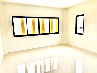 Townhouses for sale Samut Prakarn : 2-BR Townhouse at P.K.Land & House Prachauthit 90 in Ban Khlong Suan (ID 2150520)