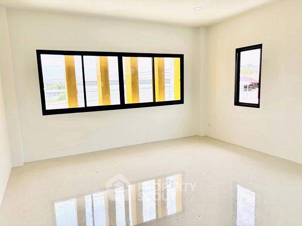 picture 2-BR Townhouse at P.K.Land & House Prachauthit 90 in Ban Khlong Suan (ID 2150520) - 1/9