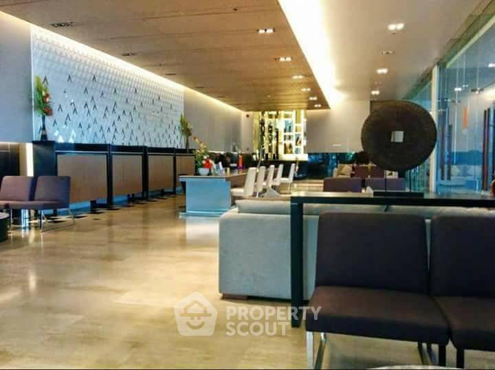 picture 3-BR Condo at 15 Sukhumvit Residences near BTS Nana (ID 1930510) - 4/12