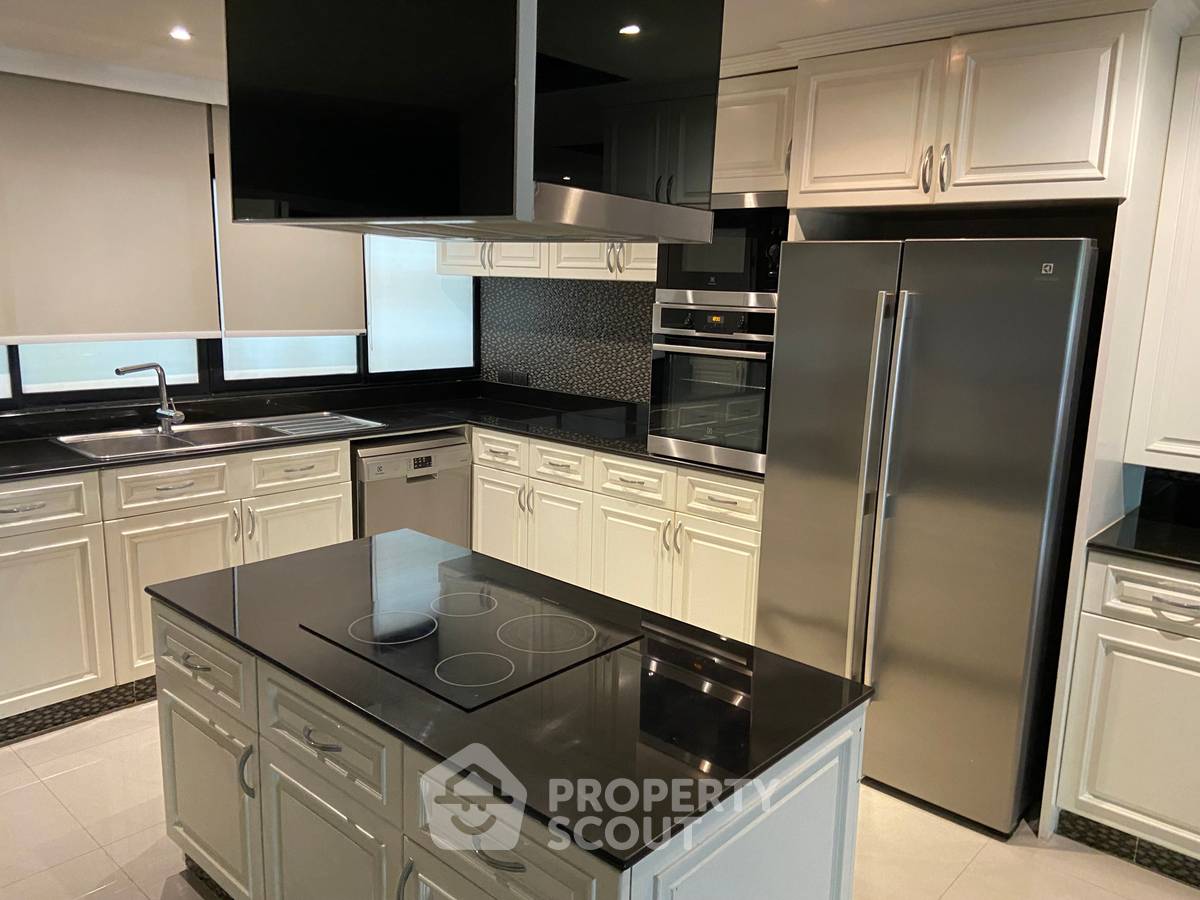 picture 4-BR Condo at Baan Sathorn Condominium near MRT Lumphini (ID 1326650) - 14/18