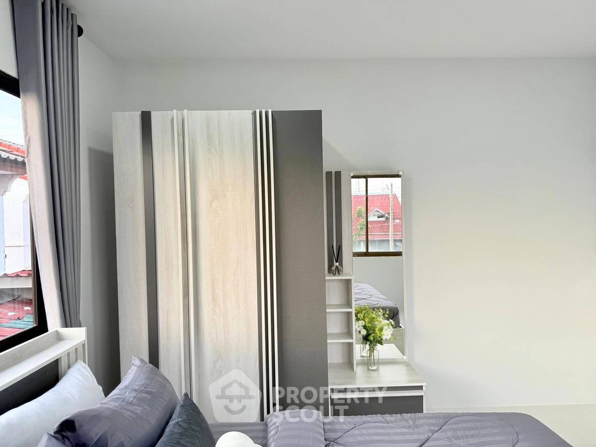 picture 3-BR Townhouse close to East Pattaya (ID 2141712) - 9/17